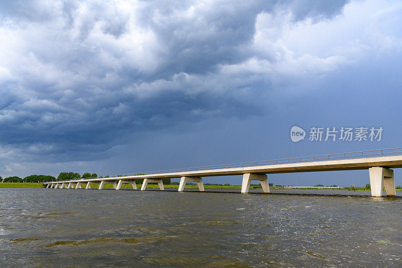 雷雨云接近IJsseldelta Kampen附近的reevdiep水道